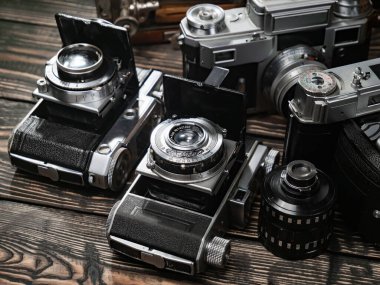 Ahşap bir arka planda eski bir kompozisyon.