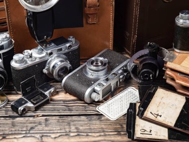 Ahşap bir arka planda eski bir kompozisyon.