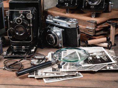 Ahşap bir arka planda eski bir kompozisyon.