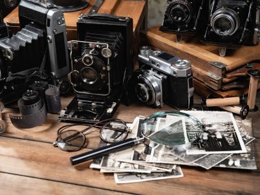 Ahşap bir arka planda eski bir kompozisyon.