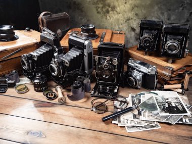 Ahşap bir arka planda eski bir kompozisyon.