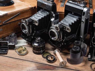 Ahşap bir arka planda eski bir kompozisyon.