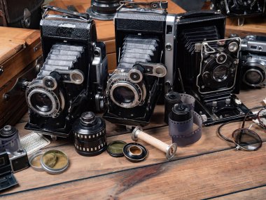 Ahşap bir arka planda eski bir kompozisyon.