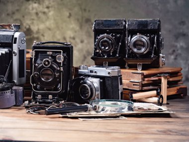 Ahşap bir arka planda eski bir kompozisyon.