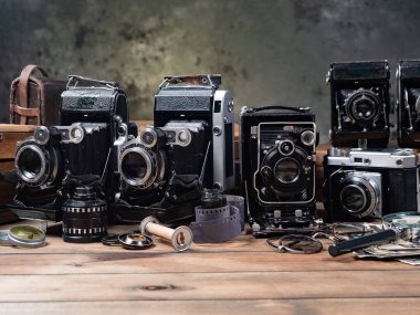 Ahşap bir arka planda eski bir kompozisyon.