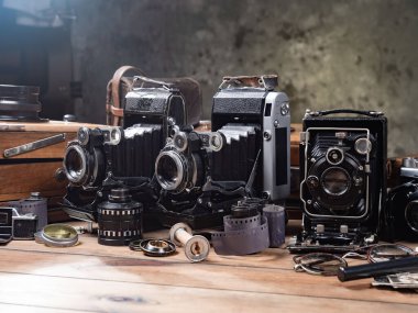 Ahşap bir arka planda eski bir kompozisyon.