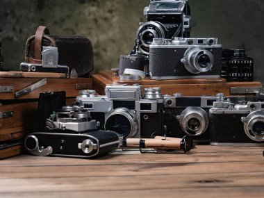 Ahşap bir arka planda eski bir kompozisyon.