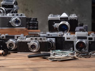 Ahşap bir arka planda eski bir kompozisyon.