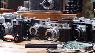 Ahşap bir arka planda eski bir kompozisyon.