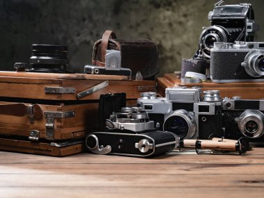 Ahşap bir arka planda eski bir kompozisyon.