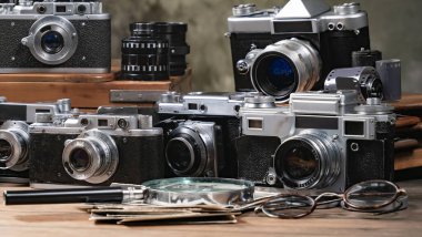 Ahşap bir arka planda eski bir kompozisyon.