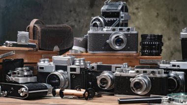 Ahşap bir arka planda eski bir kompozisyon.