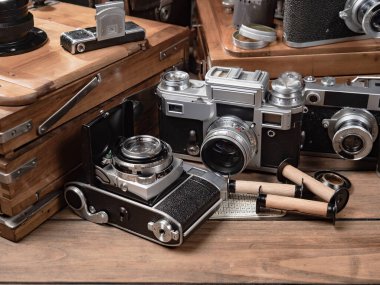 Ahşap bir arka planda eski bir kompozisyon.