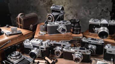 Ahşap bir arka planda eski bir kompozisyon.