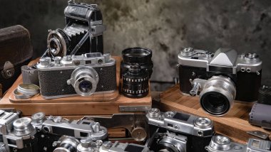 Ahşap bir arka planda eski bir kompozisyon.