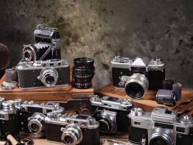 Ahşap bir arka planda eski bir kompozisyon.