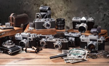 Ahşap bir arka planda eski bir kompozisyon.