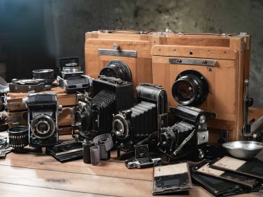 Ahşap bir arka planda eski bir kompozisyon.