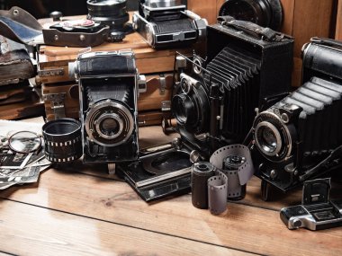 Ahşap bir arka planda eski bir kompozisyon.