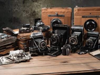 Ahşap bir arka planda eski bir kompozisyon.