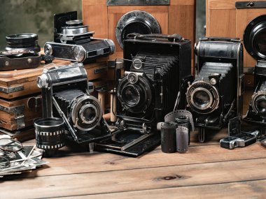 Ahşap bir arka planda eski bir kompozisyon.