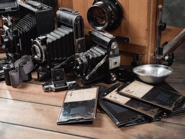 Ahşap bir arka planda eski bir kompozisyon.