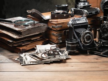 Ahşap bir arka planda eski bir kompozisyon.