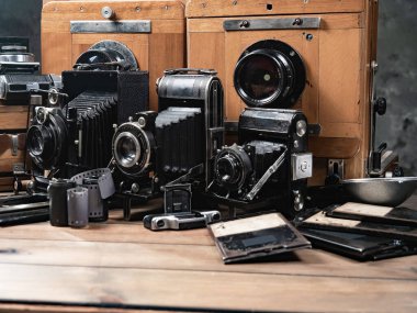 Ahşap bir arka planda eski bir kompozisyon.