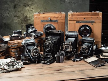 Ahşap bir arka planda eski bir kompozisyon.