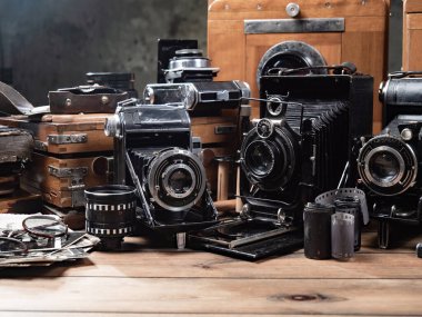 Ahşap bir arka planda eski bir kompozisyon.