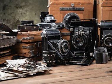 Ahşap bir arka planda eski bir kompozisyon.