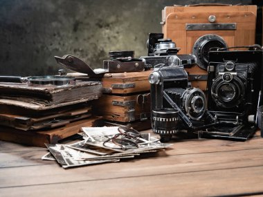 Ahşap bir arka planda eski bir kompozisyon.