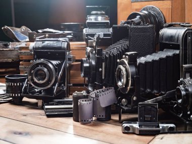 Ahşap bir arka planda eski bir kompozisyon.