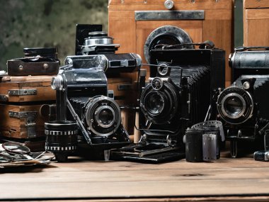 Ahşap bir arka planda eski bir kompozisyon.