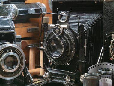 Ahşap bir arka planda eski bir kompozisyon.