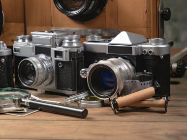 Ahşap bir arka planda eski bir kompozisyon.