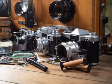 Ahşap bir arka planda eski bir kompozisyon.