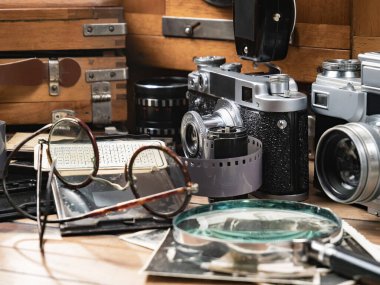 Ahşap bir arka planda eski bir kompozisyon.