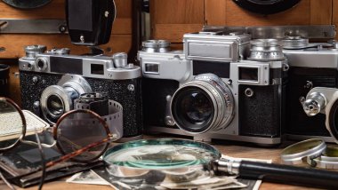 Ahşap bir arka planda eski bir kompozisyon.