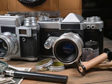 Ahşap bir arka planda eski bir kompozisyon.