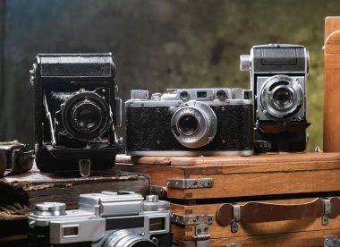 Ahşap bir arka planda eski bir kompozisyon.