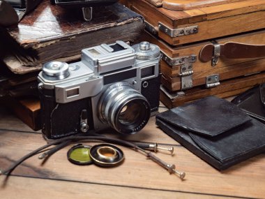 Ahşap bir arka planda eski bir kompozisyon.