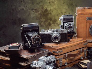 Ahşap bir arka planda eski bir kompozisyon.