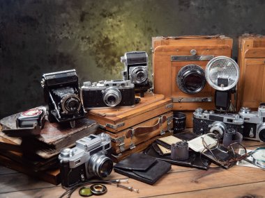 Ahşap bir arka planda eski bir kompozisyon.