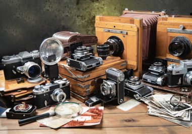 Ahşap bir arka planda eski bir kompozisyon.