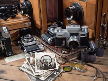 Ahşap bir arka planda eski bir kompozisyon.