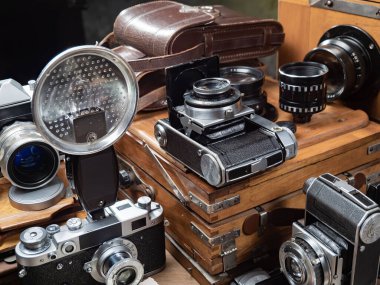 Ahşap bir arka planda eski bir kompozisyon.