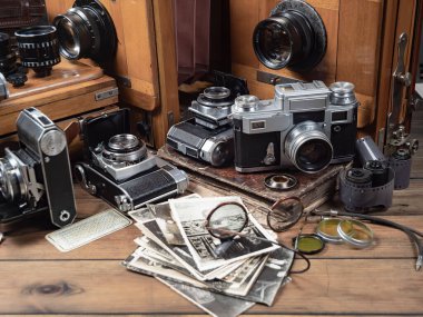 Ahşap bir arka planda eski bir kompozisyon.