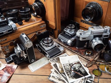 Ahşap bir arka planda eski bir kompozisyon.