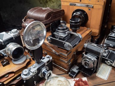 Ahşap bir arka planda eski bir kompozisyon.